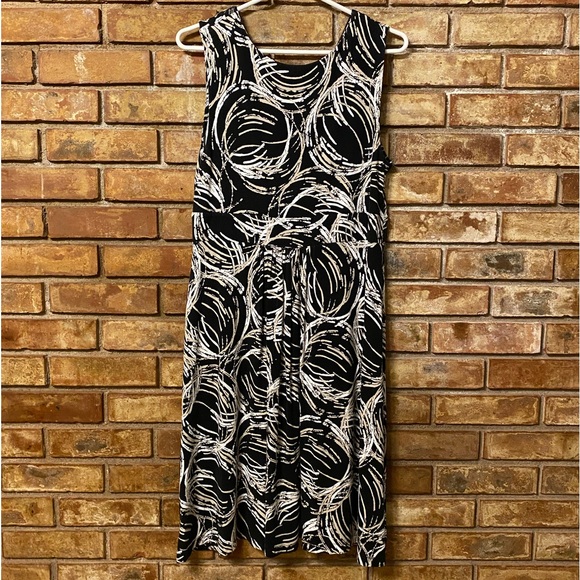 Black and White Patterned Sleeveless Dress - Picture 6 of 6
